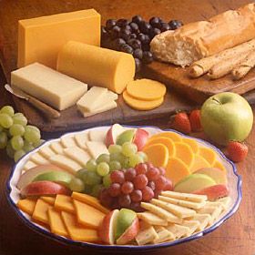 Cheese & Fruit Platter Party Food Easy Appetizers, City Bakery, Cheese Fruit Platters, Simple Snacks, Fruit Appetizers, Cheese And Crackers, Recipes Learn, Vegetable Tray, Appetizer Platters