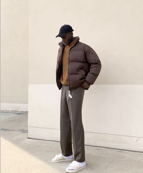 Brown Puffer Jacket Outfit Men, Brown Outfit Winter, Minimal Fits, Puffy Jacket Outfit, Af1 Outfit, Rose Photoshoot, Puffer Jacket Outfit Men, White Sliders, Aesthetic Mens