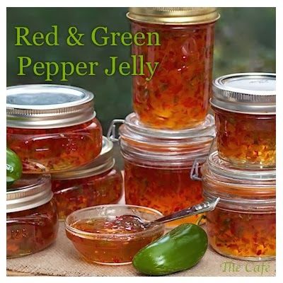 Red & Green Pepper Jelly - thecafesucrefarine.com Green Pepper Jelly, Homemade Preserves, Pepper Jelly Recipes, Wine Jelly, Jalapeno Jelly, Canning 101, Hot Pepper Jelly, Pepper Recipes, Canning Ideas