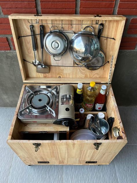 Camping Chuck Box Diy, Camping Chuck Box, Camp Kitchen Box, Camping Gear Diy, Camping Trailer Diy, Chuck Box, Camping Box, Camping Inspiration, Trailer Diy