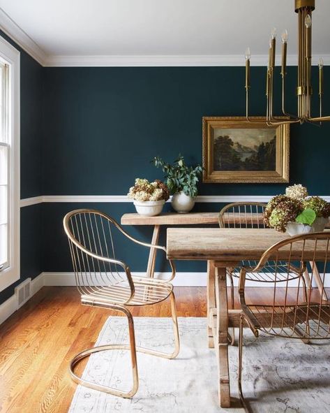 Dining room painted in forest green color with wood table and chairs. Photo by Instagram user @leannefordinteriors Dark Blue Dining Room, Blue Dining Room Walls, Green Dining Room, Dining Room Blue, Beautiful Dining Rooms, Dining Room Inspiration, Dining Room Walls, Blue Walls, Modern Dining Room