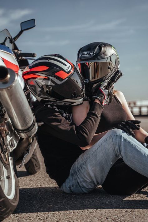 Sport Bike Couple, Couple Sports Bike Photoshoot, Biker Couple Photography, Motor Couple, Motorcycle Couple Photography, Moto Couple, Biker Pictures, Couple Moto, Motorcycle Couple Pictures