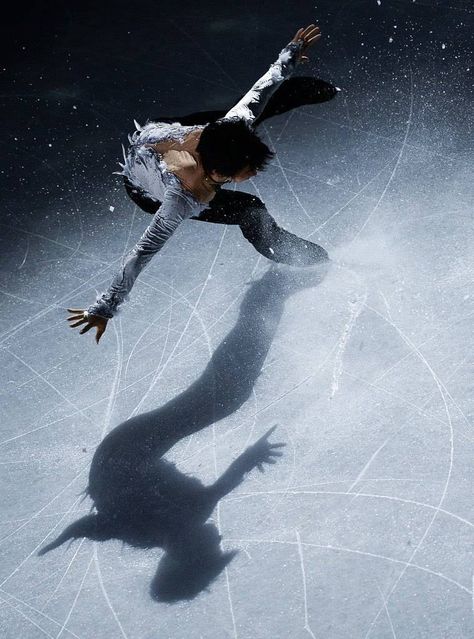 Skater Photography, Ice Skating Photography, Skating Aesthetic, Ice Show, Ice Skaters, Gesture Drawing, Yuzuru Hanyu, Hanyu Yuzuru, Dance Fashion