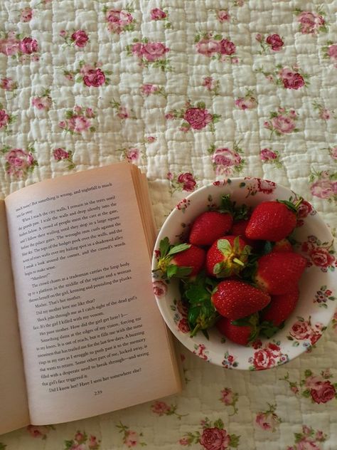 Reading Aesthetics, Strawberry Aesthetic, Strawberry Girl, Strawberry Fields Forever, Dessert Gifts, Vintage Lifestyle, Smashing Pumpkins, Hiding Spots, Strawberry Fields