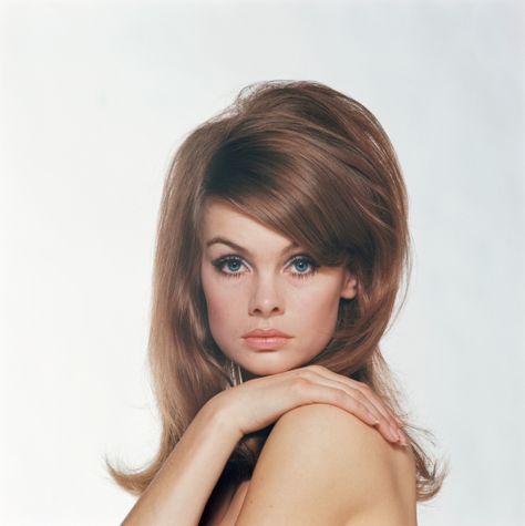 Celebrity Bangs, Carmen Dell'orefice, 1960s Hair, 60s Hair, Mod Hair, Jean Shrimpton, Looks Pinterest, Curly Bob Hairstyles, Big Hair