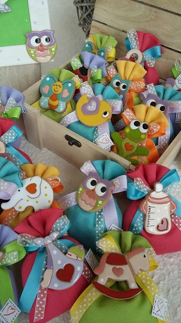 ceramica come mestiere: Magneti in ceramica smaltata. Rana, gufo, tartaruga. Christening Party Favors, Clay Fish, Chocolate Crafts, Christening Party, Baby Favors, Crochet For Kids, Air Dry Clay, Christening, Confetti