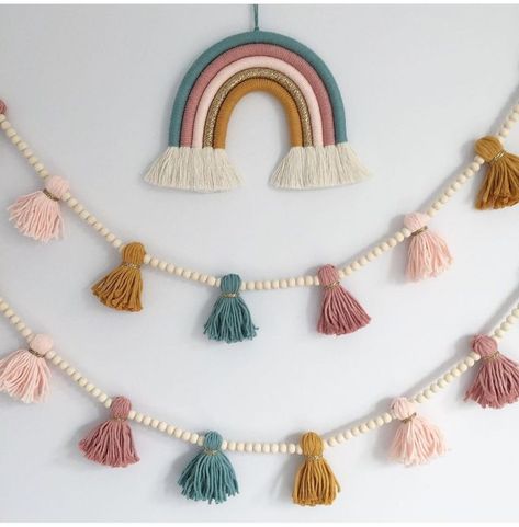 Simpul Makrame, Pola Macrame, Macrame Baby, Plant Hanger Macrame, Rainbow Macrame, Rainbow Wall Hanging, Diy Yarn Crafts, Crochet Wall Hangings, Macrame Patterns Tutorials