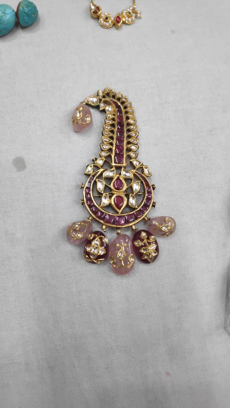 Mughal Jewelry, Gold Jewelry Prom, Rajputi Jewellery, Antique Gold Jewelry Indian, Jewellery Design Sketches, Antique Jewellery Designs, Head Gear, Antique Jewelry Indian, Wedding Jewellery Collection