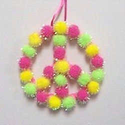 Retro Crafts For Kids, 60s Crafts, Peace Sign Party, Peace Crafts, Pom Crafts, Retro Crafts, Hippie Party, Summer Camp Crafts