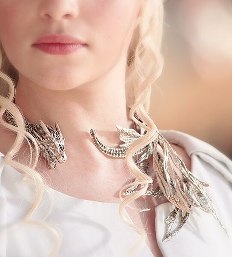 Daenerys Targaryen Daenerys Targaryen Dragon Necklace, Daenerys Targaryen Dragons, Daenerys Targaryen Aesthetic, Jamie Lannister, Dessin Game Of Thrones, Game Of Thrones Jewelry, Targaryen Aesthetic, Cersei Lannister, Gra O Tron