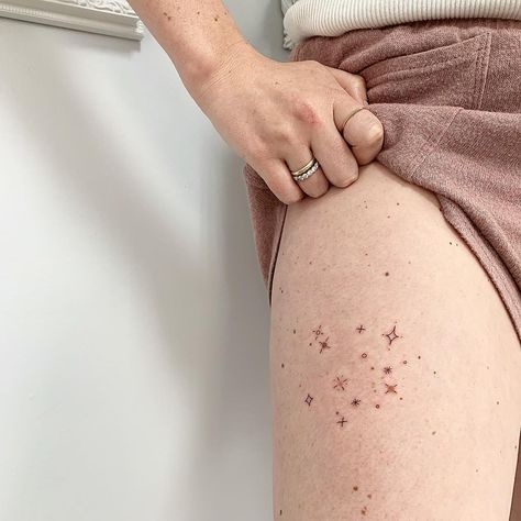 Sagittarius zodiac tattoo inspo by New York based tattoo artist @jk.tat. Click the link for more Sagittarius tattoos ♐ #zodiactattoo #astrologytattoo #sagittariustattoo #tattooinspiration #tattoo #tattoos #astrology #sagittariusseason #spacetattoo #constellation #constellationtattoo #minimalism #minimaltattoo #legtattoo #thightattoo Minimalist Sagittarius Constellation Tattoo, Constellation Tattoo Sagittarius, Sagittarius Tattoo Constellation, Sagittarius Constellation Tattoo, Black And White Rose Tattoo, Tiny Tattoos With Meaning, Aquarius Constellation Tattoo, Taurus Constellation Tattoo, Leo Constellation Tattoo