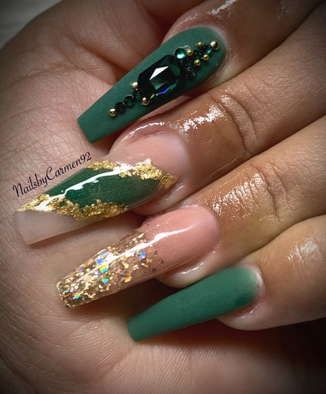 #emerald #greennail #emeraldnails #acrylicnails #nails #coffinnails #mattenails #ombrenails #ombreglitternails #swarovski #swarovskicrystals #swarovskinails #longnails #mediumnails #goldnails #goldflakes Nails Emerald Green And Gold, Nails Emerald Green, Emerald Acrylic, Green And Gold Nails, Nails Emerald, Emerald Green Nails, Nail Noel, Quince Nails, Quinceanera Nails