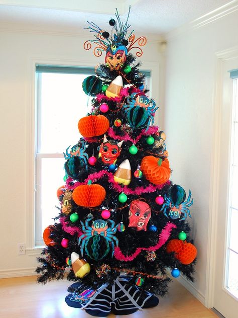 A Dozen Ideas for How to Decorate a Black Christmas Tree for Halloween Jennifer Perkins #halloween #blackchristmastree #halloweendecor Halloween Tree Skirt, Diy Halloween Tree, Black Christmas Tree Decorations, Halloween Tree Decorations, Black Christmas Decorations, Halloween Christmas Tree, Casa Halloween, Adornos Halloween, Halloween Tree