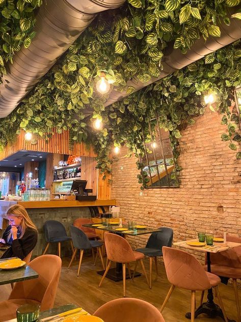 Restaurant With Greenery, Rustic Restaurant Design Interiors, Small Cozy Restaurant Interior Design, Biophilia Restaurant, Cozy Brunch Restaurant, Breakfast Restaurant Interior Design, Brazilian Restaurant Design, Green Ceiling Design, Tropical Restaurant Design Interiors