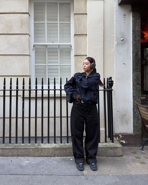 City girl walks in Dickies🚶‍♀️. 

📸: helenxto Dickies Outfit, Chic Autumn, Denim Jacket Outfit, Workwear Trousers, City Girl, Jacket Outfits, Work Wear, Denim Jacket, Trousers