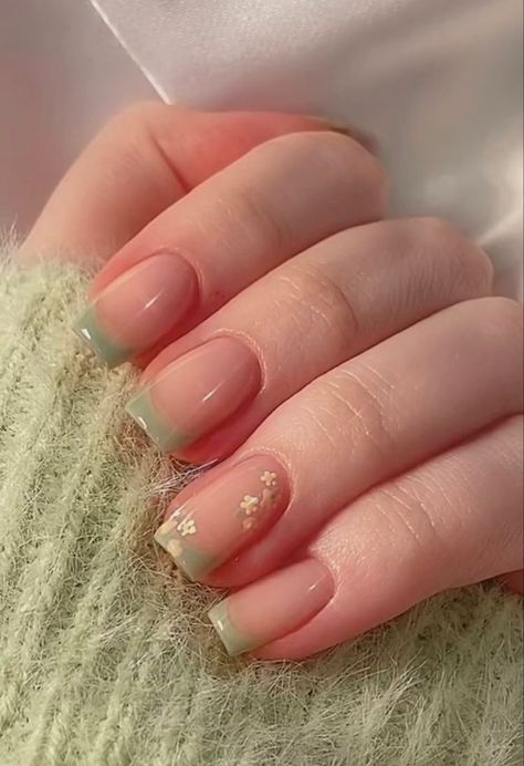 Vintage Nails Short, Elegant Nail Designs Short, Green Nail Inspo Short, Square Short Nails Ideas, Short Simple Acrylic Nails, Square Nail Inspiration, Vintage Nails Aesthetic, Short Floral Nails, Square Short Acrylic Nails