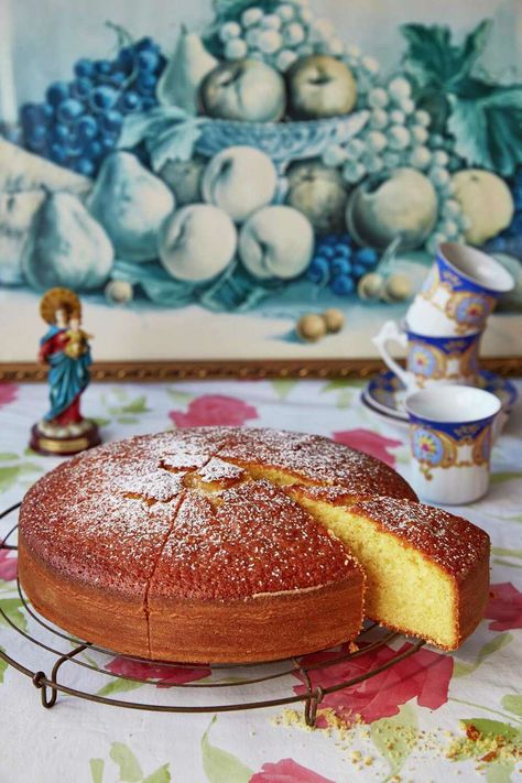 Vasilopita Cake, Vasilopita Recipe, Snacking Cakes, Christmas Bread Recipes, Orange Bread Recipe, Greek Cake, Cyprus Food, Cypriot Food, Greek Recipes Dessert