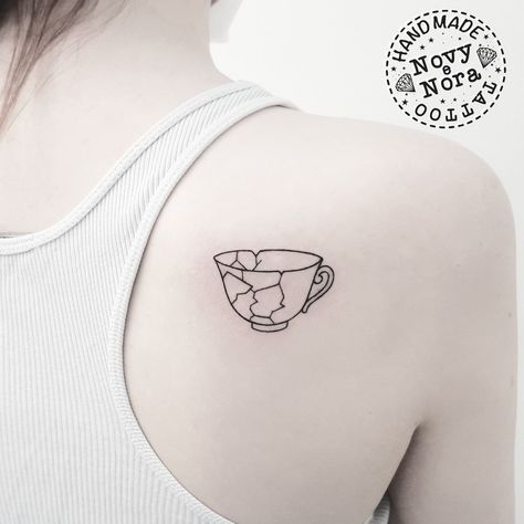 Cracked Teacup Tattoo, Cracked Glass Tattoo, Tea Mug Tattoo, Kintsugi Tattoo Ideas, Kintsugi Tattoo, Unforgettable Tattoo, Ny Tattoo, Micro Tattoo, Teacup Tattoo