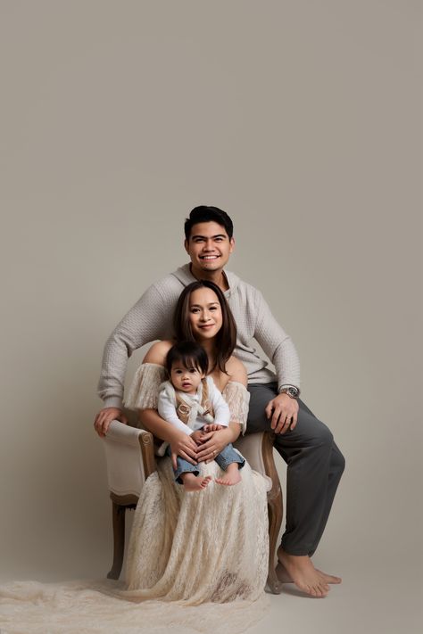 Chair Family Photoshoot, Glam Family Photoshoot Studio, Glam Family Photoshoot, Photoshoot Clothing, Family Photo Studio, Baby Family Pictures, Family Potrait, Studio Shoots, 1 Year Baby