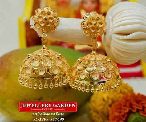 Golden Jhumka, Jhumka Design, Mang Tika, Gold Palace, Gold Jewelry Prom, Unique Gold Jewelry Designs, Gold Jhumka, Jhumka Designs, Wedding Jewelry Sets Bridal Jewellery