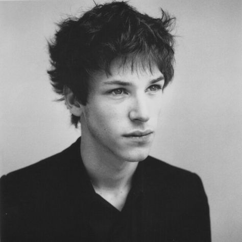 Gaspard Gaspard Ulliel, Messy Haircut, Oki Doki, Arte Grunge, Shaggy Short Hair, Hair Inspiration Short, Haircuts Straight Hair, Curly Hair Men, Hair Reference