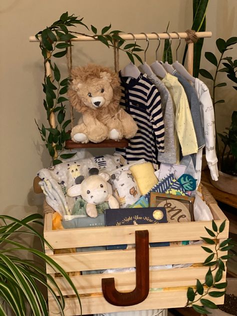 Gift Basket Baby Shower Boy, Baby Clothes Basket Gift, Baby Closet Baby Shower Gift, Safari Baby Shower Gift Basket, Diy Wooden Crate Baby Shower Gift, The Best Baby Shower Gifts, Baby Shower Kado, Baby Shower Boy Gifts Basket, Diaper Display Ideas