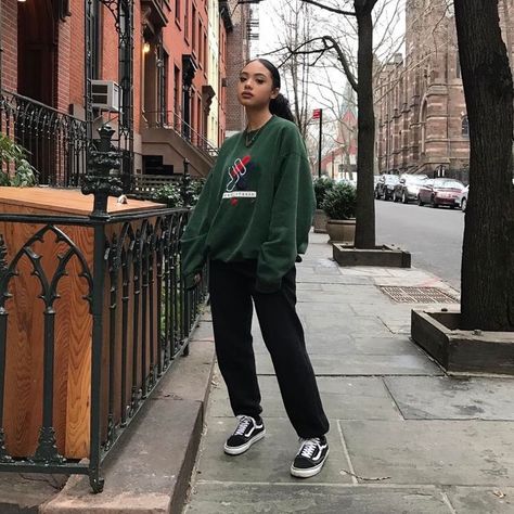 Green Sweatshirt Outfit, Green Hoodie Outfit, Sweatshirt Outfit Winter, Dark Green Sweatshirt, Oversized Street Style, Rachel Green Outfits, Sweatshirt Street Style, Outfits Primavera, Converse Outfits