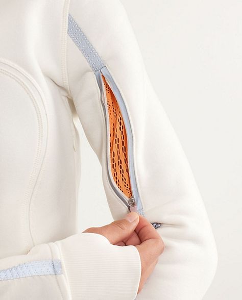 zip detail from FoxYou Fashion Details Inspiration, Sportswear Details, Detail Couture, Textil Design, Style Sportif, Chanel Couture, Design Textile, Futuristic Fashion, Sports Luxe