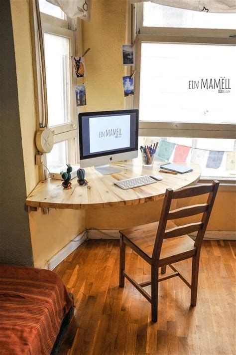 23+ Corner Desk Ideas 2019 Trends (Tips, Benefits & Cons of Corner Desk) #small #DIY #inbedroom #hack #office #Ideas #floating #shelves Diy Corner Desk, Diy Desk Plans, Pallet Desk, Wood Desks, Diy Space Saving, Diy Computer Desk, Desk Diy, Desk Plans, Corner Computer Desk