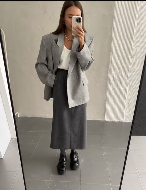 Ootd Loafers, Ootd Autumn, Outfit Preppy, Elegant Classy Outfits, Summer Office Outfits, Style Désinvolte Chic, Loafers Outfit, Chic Business Casual, High Waisted Dress Pants