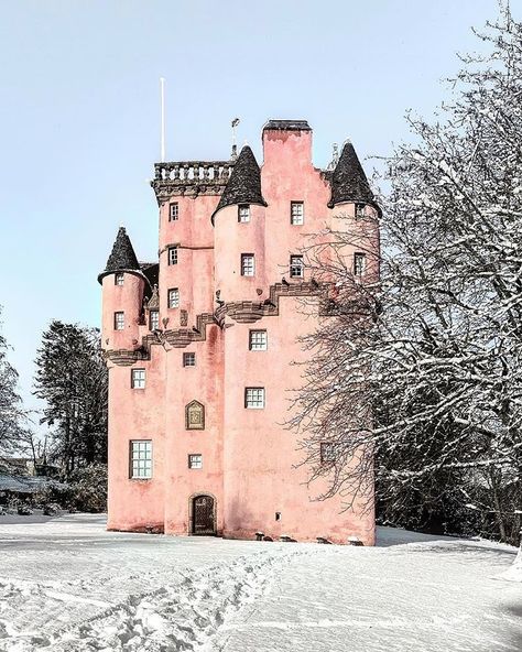 10 Scottish Castles that are straight out of a fairytale. These iconic landmarks in Scotland are a must see!! Some of the best castles in Inverness. Learn some little known facts about Scottish Castles before your trip.#scottishcastles #scottishcastle#castles #castle #scotland Castle Fraser, Pink Castle, Castle Scotland, Famous Castles, European Castles, Castles In Scotland, Scotland Castles, Europe Photos, Scottish Castles