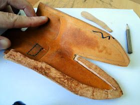 Diy Leather Knife Sheath, Diy Leather Sheath, Leather Knife Sheath Pattern, Diy Leather Working, Leather Working Projects, Leather Working Tools, Diy Leather Projects, Leather Craft Patterns, Leather Craft Projects