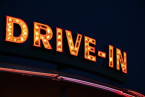 Drive Movie, Summer Movie Night, Drive In Cinema, Cheap Date Ideas, Drive In Movie Theater, Good Drive, Summer Movie, Romantic Things To Do, Drive In Theater