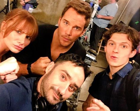 HE'S ON THE JURASSIC WORLD SET Jurassic World Cast, Jurassic World 3, Michael Crichton, Jurassic World Fallen Kingdom, Bryce Dallas Howard, Tom Holland Peter Parker, Tom Holland Spiderman, Chris Pratt, Marvel Films