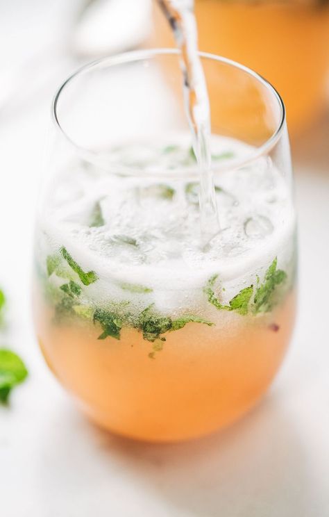 Grapefruit Mojito, Mojito Recipe, Delicious Drinks, Grapefruit Juice, Refreshing Cocktails, Meals For Two, Party Drinks, Perfect Food, Cocktail Drinks