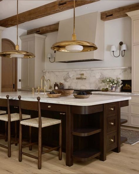 Vintage Kitchen Island With Sink, Ceiling Design Wooden Wood Beams, Italian Interior Design Kitchen, Kitchen Ideas Moody, Wood And Marble Kitchen, Wooden Island Kitchen, Open Island Kitchen, Kitchen Island Pendant Lighting Ideas, Unique Kitchen Lighting