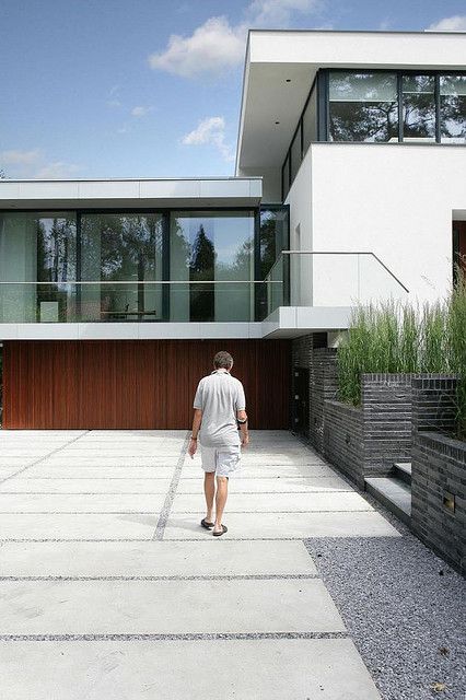 Tiled Driveway Ideas, Modern Driveway Design, Concrete Driveway Ideas, Modern Driveway, Driveway Entrance, Driveway Design, Driveway Landscaping, Sepang, Modern Landscape Design