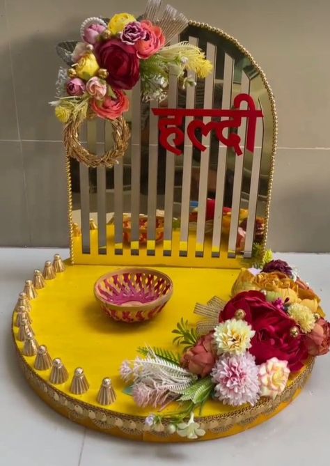 Ring Seremani Decoration, Jewellery Tray Decoration For Wedding, Haldi Plates Decoration Ideas, Haldi Platter Decoration, Mehendi Platter, Nariyal Decoration, Chhab Decoration, Hampers Packaging, Platter Decoration