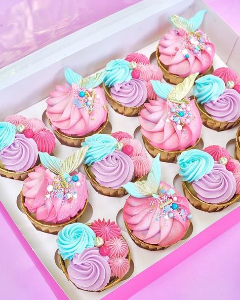 Elle Bakes on Instagram: "✨🧜🏼‍♀️🧁 Mermaid cupcakes 🧁 🧜🏼‍♀️ ✨ Using @happysprinkles_ dancing queen 👑 @colour.mill hot pink, candy & baby blue @cakecraftcompany cupcake cases & hot pink cupcake box #mermaidcupcakes #mermaidcake #birthdaycake #cake #caketrend #mermaidparty #cakeinspiration #cupcakeideas #cupcakesofinstagram #cakesofinstagram #ellebakes" Pink Mermaid Cake, Hot Pink Cupcakes, Hot Pink Candy, Cupcake Piping, Mermaid Cupcakes, Mermaid Theme Birthday Party, Pink Cookies, Glitter Cupcakes, Mermaid Pink