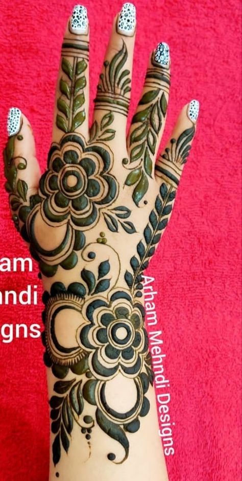 Mehindi Desgin Simple Back Hand Easy, Frant Mehandi Designs, Dark Mehndi Designs, Mahendi Designs Simple Front Hand, Bold Henna Designs, Arbic Mendhi Design, Arham Mehndi Designs, Khafif Mehndi Designs, Latest Arabic Mehndi Designs