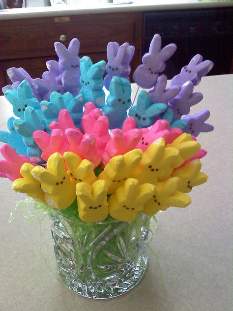 Peeps Bouquet!!!  They're Disgusting to Eat, So What Not Use Them to Make a Cute Bouquet!?!?!!  Happy Easter!! :)) Peeps Crafts, Easter Birthday Party, Easter Bouquet, Diy Ostern, Crafts Easter, Easter Goodies, Easter Birthday, Easter Peeps, Ideas For Easter