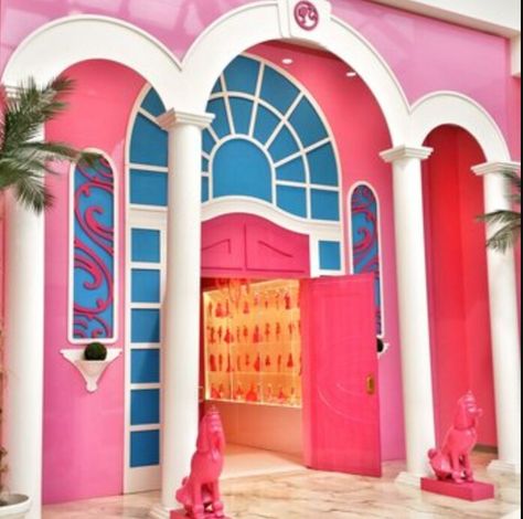 Barbie dreamhouse entrance Barbie Entrance, Dream House Entrance, Shoes Wall, Barbie Dreamhouse, Barbie Halloween, Barbie Room, Barbie Shop, Barbie Shoes, Door Entry