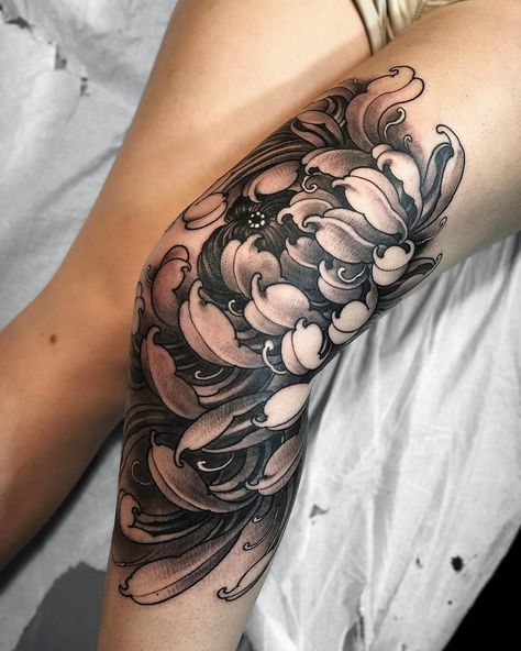 Wonderful b&g chrysanthemum done on girls thigh, knee and calf. Tattoo Knee, Tato Maori, Knee Tattoos, Japanese Flower Tattoo, Chrysanthemum Tattoo, Asian Tattoos, Japanese Sleeve Tattoos, Floral Tattoo Design, Knee Tattoo