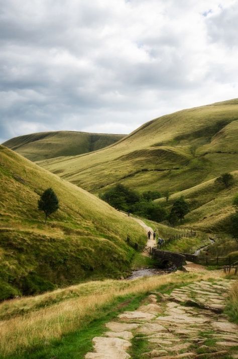 Landscaping On A Hill, Ireland Landscape, Country Walk, Green Hills, Trip Planner, Peak District, Green Gables, Beautiful Places In The World, English Countryside