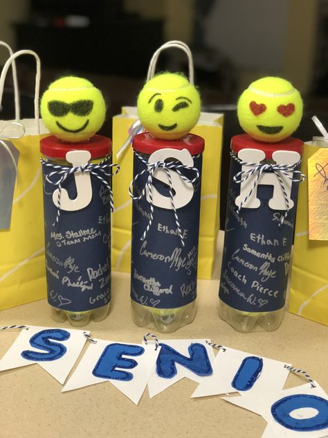 Tennis senior night trophy gift idea Diy Tennis Gifts Ideas, Tennis Team Gifts Ideas, Tennis Banquet Ideas Centerpieces, Senior Night Tennis Gift Ideas, Senior Tennis Gifts, Tennis Gifts For Team, Senior Night Tennis Ideas, Senior Night Gift Ideas Tennis, Senior Tennis Gift Ideas