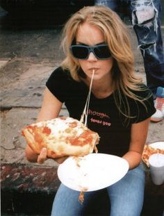 Which should be everyone, right? Answer a few questions and we'll determine your personality based on your pizza preferences. Pizza Project, Eating Pizza, I Love Pizza, Love Pizza, Pizza Lovers, People Eating, Unhealthy Food, Do Not Eat, Eating Habits