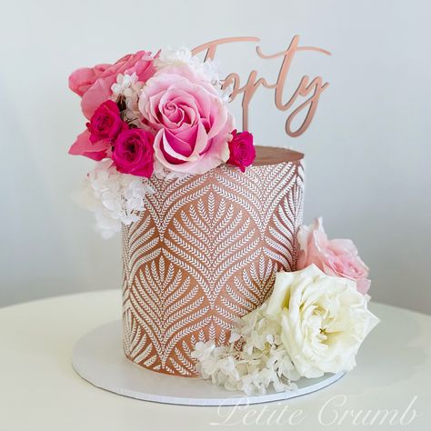 Gold Stencil Cake, Rose Gold 50th Birthday Cake, Rose Gold Cake Ideas, Rose Gold Cake Birthday, Cake Gold Leaf, Birthday Cake Gold, Gold And White Cake, Pink Cake Toppers, Stencil Cake