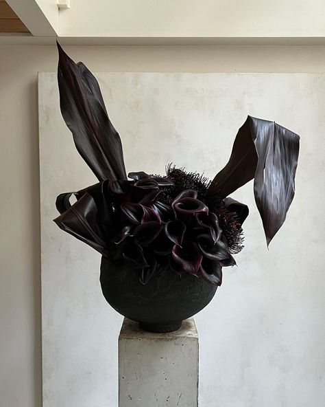 Louis-Géraud Castor | Bouquet « Darko » @vanityfairfrance | Instagram Flower Installation, Goth Wedding, Nothing But Flowers, Unusual Flowers, March 1, October Wedding, Dark Floral, Ikebana, Trees To Plant