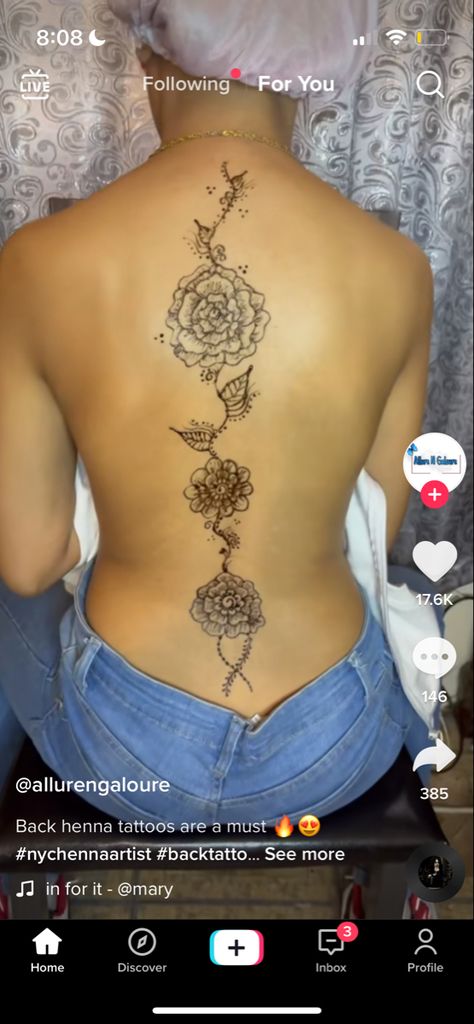 Henna On Back Spine, Back Henna Tattoo Spine, Henna Tattoo Designs Back Spine, Henna Designs On Back, Henna Spine Tattoo, Henna Back Designs, Back Henna Designs Spine, Spine Henna Tattoo, Henna On Back