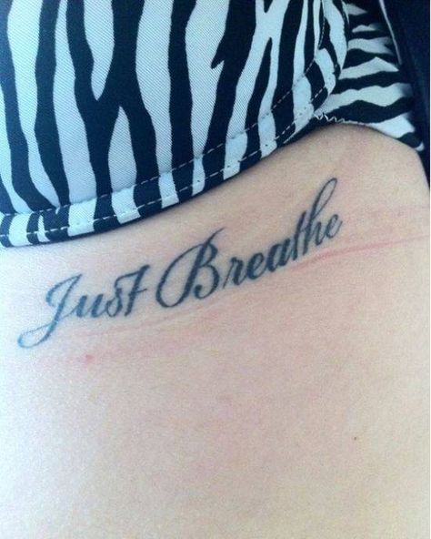 Tatuaje que dice “Just Breathe” debajo del pecho izquierdo de Miley Cyrus. Tattoos Just Breathe, Miley Tattoos, Miley Cyrus Tattoos, Just Breathe Tattoo, Inspired Tattoos, Style Tattoo, Tattoo Meaning, New Tattoo, Rib Tattoo